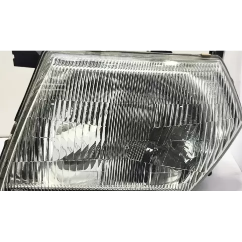 26060VB525 фара передняя Nissan Patrol Y61 1998