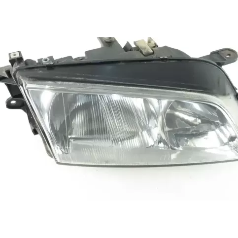 F014001013 фара передняя Mazda 626 2001