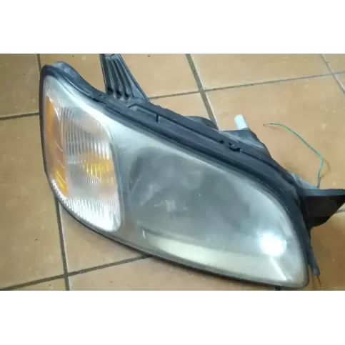 93570202 фара передня Subaru Legacy 2000