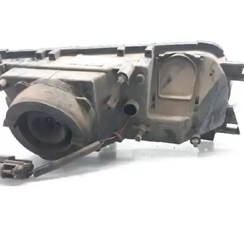B606070J17 фара передняя Nissan Primera 1990