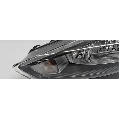 F1EB-13W030-AGB фара передняя Ford Focus 2016