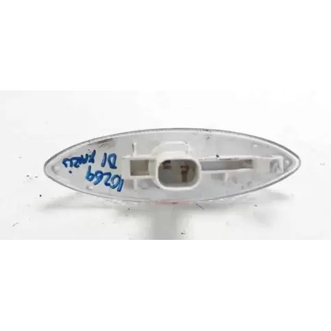 108904320 фара передняя Toyota Yaris 2002
