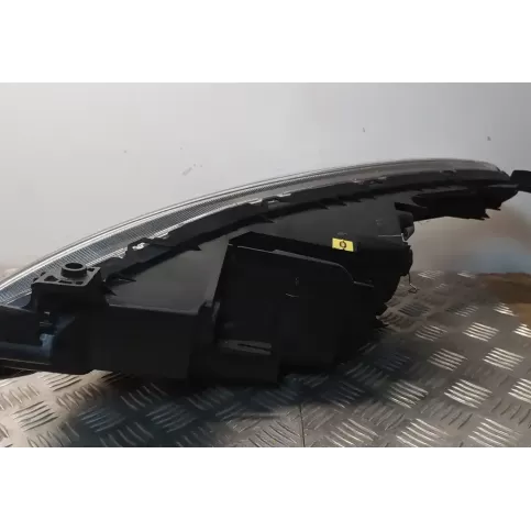 D65151030 фара передняя Mazda 2 2010