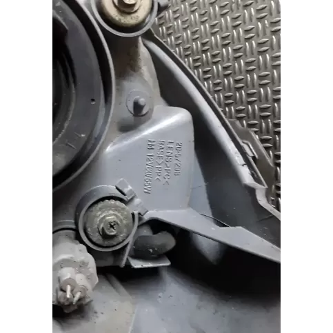 205729B фара передняя Toyota Yaris 2000