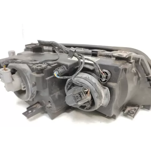 5830100099 фара передня BMW 3 E46 2004