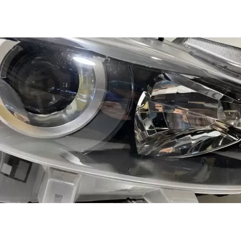 B63B51030 фара передня Mazda 3 II 2017