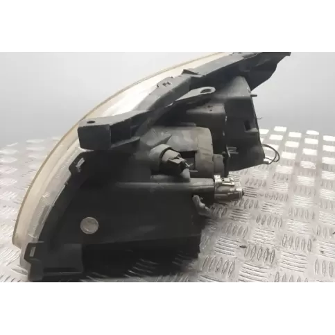 20A369R фара передняя Toyota Avensis T250 2004
