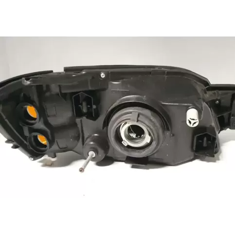 93570205 фара передня Subaru Legacy 2000