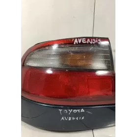 22075556L фара задняя Toyota Avensis T220 2000