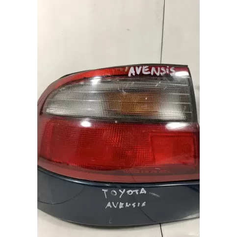 22075556L фара задняя Toyota Avensis T220 2000