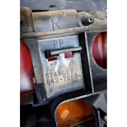 0437866R фара задняя Mazda 323 1988