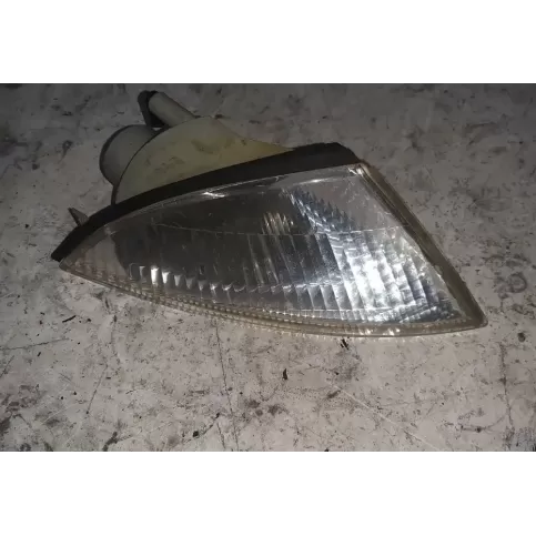MB952158 фара передняя Mitsubishi Carisma 2000