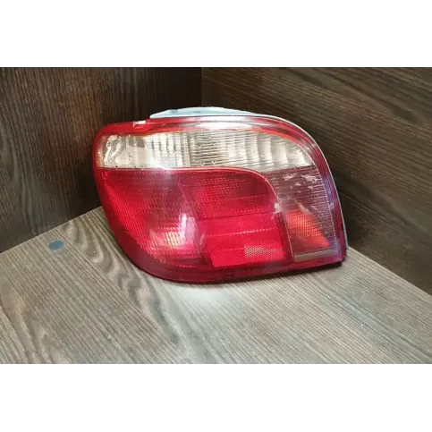 11A272B фара задняя Toyota Yaris 2000