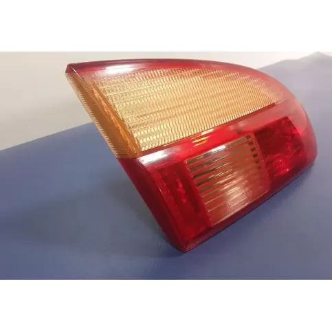 8159105080 фара задняя Toyota Avensis Verso 2001