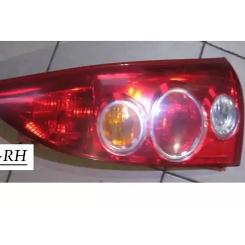 1952R фара задняя Mazda Premacy 2003