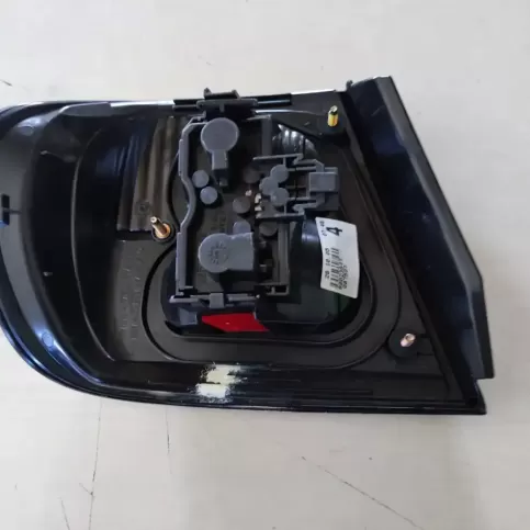 087957 фара задня Nissan Primera 2001